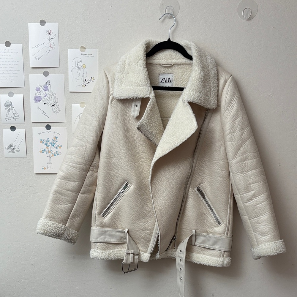 ｛Zara｝ Women's Cream Shearling Jacket